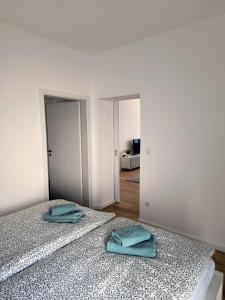 a bedroom with two blue towels on a bed at Ferienwohnung Löwenrevier in Winningen