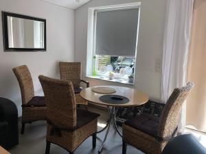 ein Esszimmer mit Tisch und Stühlen und einem Fenster in der Unterkunft Rote Abendsonne in Ahaus
