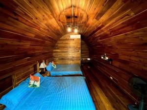 a room with two beds in a wooden cabin at Coto Queen in Nam Cap