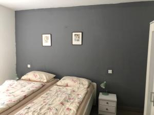 ein Schlafzimmer mit zwei Betten und zwei Bildern an der Wand in der Unterkunft Rote Abendsonne in Ahaus