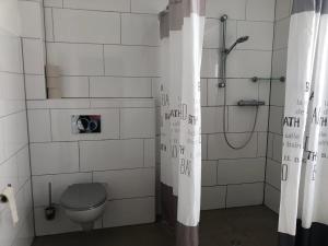 ein Badezimmer mit Toilette und Dusche in der Unterkunft Rote Abendsonne in Ahaus