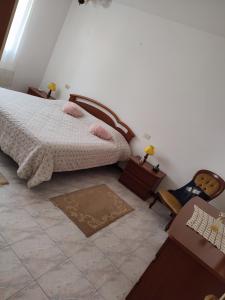 a bedroom with a bed and a table and a chair at Rifugio Sereno de Tajo in Taglio di Po