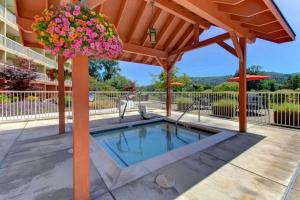 a swimming pool under a wooden pergola at The Lodge at Roseburg in Roseburg +10 photos