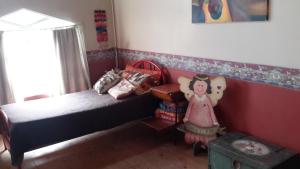 Un dormitorio con una cama con una muñeca. en Luna de Valencia en Mar del Plata
