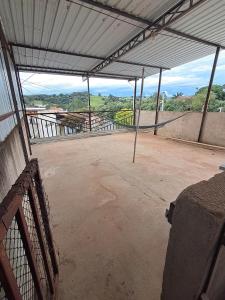 an empty room with a view of a skate park at Recanto Campo Belo in Monte Sião