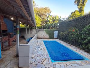 a swimming pool in the backyard of a house at Recanto Campo Belo in Monte Sião