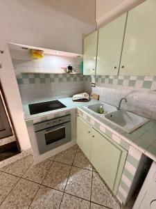 a kitchen with a sink and a stove at Il ponte di vetro Home in Brindisi +4 photos