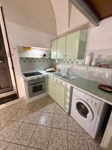 a kitchen with a washing machine and a sink at Il ponte di vetro Home in Brindisi
