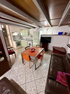 a living room with a table and a couch at Il ponte di vetro Home in Brindisi