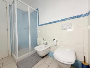 a bathroom with a toilet and a shower at CasaMare - Numana, comodo trilocale in centro in Numana +14 photos