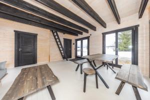 a room with a table and benches in a room at Voose Päikesekodu seminari- ja puhkekeskus in Vose