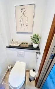 a bathroom with a white toilet and a black shelf at Orchard Hideaway, Bielby, York in Everingham +43 photos