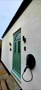 a building with a green door and a hat on it at Dabbagh Residence in Lees