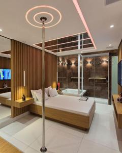 a bedroom with a bed and a tub in it at Motel Queens Aeroporto de Congonhas in São Paulo +35 photos