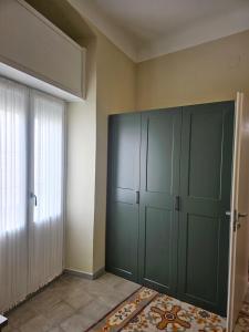 a room with two green cabinets and a window at Da Me & Te in Ginosa +10 photos