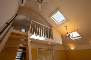 a room with a staircase and two skylights at KANEAGE BASE 14名までokの大型一棟貸し 家族旅行 合宿遠征 長期滞在に 海浜公園大洗20分 in Hitachinaka