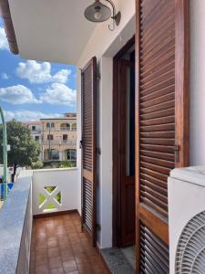 eine Tür zum Balkon eines Hauses in der Unterkunft S' Agrùstu in Orosei
