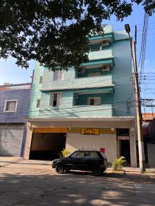 a black car parked in front of a building at Hospedaria Monumento in São Paulo