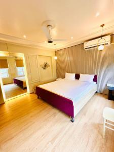 a bedroom with a large bed in a room at Ballygunge 2BHK 2000sqft flat main road in Kolkata