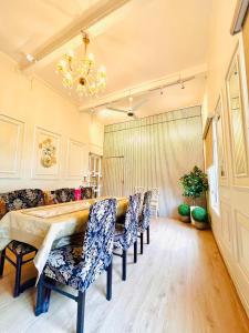 a dining room with a long table and chairs at Ballygunge 2BHK 2000sqft flat main road in Kolkata