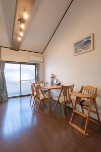 a dining room with a table and chairs at 逸泊居 in Osaka