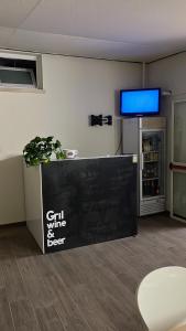 an office with a counter with a tv on a wall at Camere a Sud in Alliste