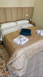 a large bed with towels on it in a room at Da Me & Te in Ginosa