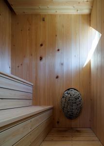 a corner of a sauna with a basket at OKANiWA 丘庭 in Nagiso