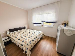 a small bedroom with a bed and a window at Ferienwohnung RuheOase in Steinheim
