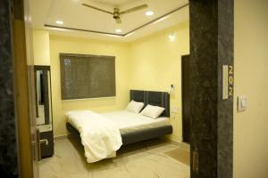 a bedroom with a bed and a window in it at hotel nemi residency jagdalpur in Jagdalpur