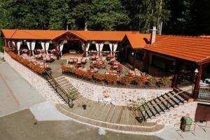 an aerial view of a restaurant with tables and chairs at Lacu Roșu Escape Lodge in Lacu Rosu