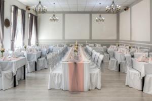 ein Festsaal mit weißen Tischen und weißen Stühlen in der Unterkunft Hotel Dakol in Petrovice u Karviné + 58 Fotos