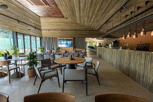 a restaurant with wooden ceilings and tables and chairs at Lake Park in Novomoskovsʼk