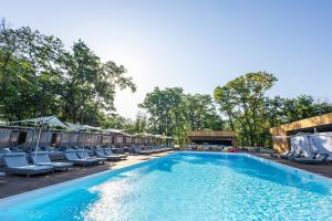 a large swimming pool with lounge chairs at Lake Park in Novomoskovsʼk