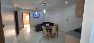 a kitchen and dining room with a table and chairs at Appartement 2 chambres in Selouane