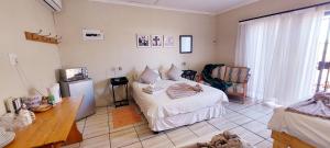 a room with a bed and a table in it at Karoo-Koppie in Colesberg