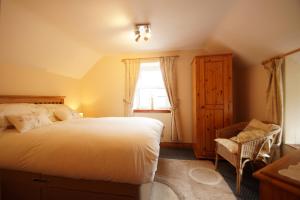 コンウィにあるBwthyn Conwyのベッドルーム1室(ベッド1台、窓、椅子付)