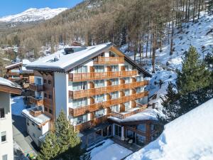 an aerial view of a hotel in the snow at Hotel Jägerhof in Zermatt