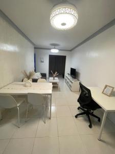 a room with tables and chairs and a living room at Apartment in a comfortable and quiet area in Pantoja +1 photo