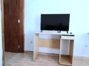 a desk with a television on top of it at Casa independente e espaçosa em Poços de caldas in Poços de Caldas