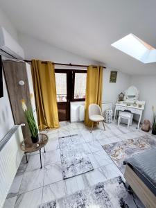 a living room with a bed and a desk at Casa Cernica in Cernica