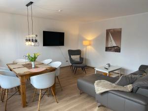 a living room with a table and a couch at Ferienwohnung Neumann in Lentföhrden