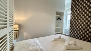 a bedroom with two towels sitting on a bed at Belle échappée in Le Crotoy