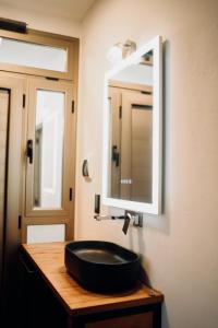 a bathroom with a black sink and a mirror at DePhazz I Wellness Clinic & Spa in Junín +7 photos