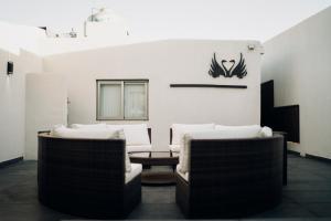 a waiting room with two chairs and a table at DePhazz I Wellness Clinic & Spa in Junín