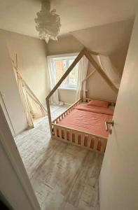 a bedroom with a canopy bed in a room at MiMa Vakantiewoning bij Tomorrowland in Boom