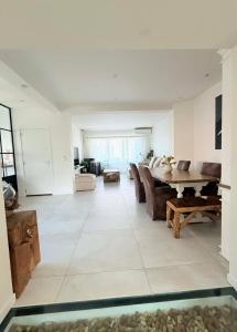a large living room with a table and chairs at MiMa Vakantiewoning bij Tomorrowland in Boom