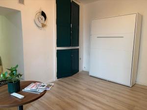 a room with a table and a large door at Le refuge in Bellême