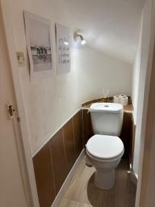 a bathroom with a white toilet in a room at Le refuge in Bellême
