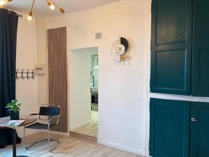 a room with a blue door and a table and chairs at Le refuge in Bellême +1 photo